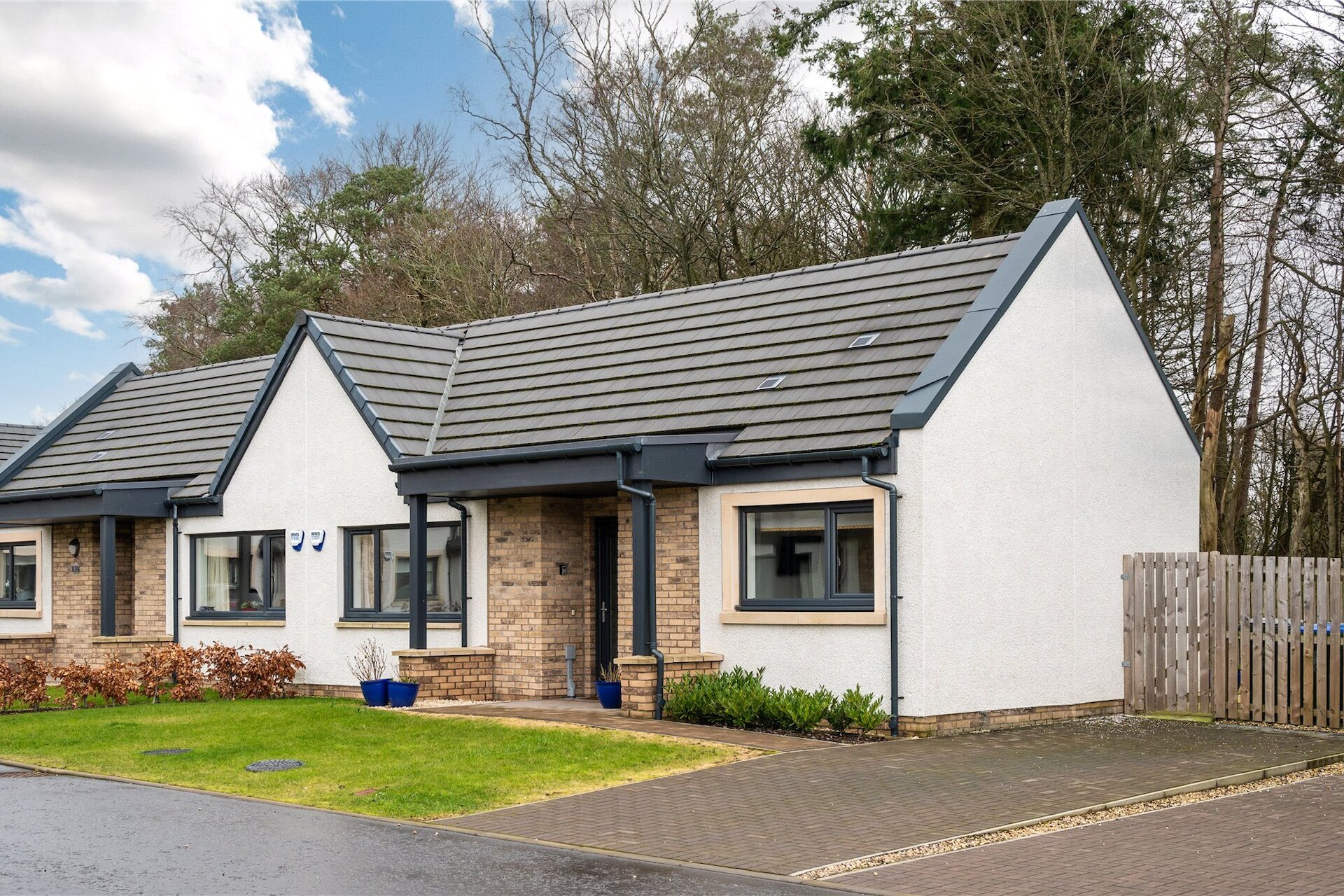 34 Sir Allan Smith Gardens, Kinross, KY13 8GR - Picture #1