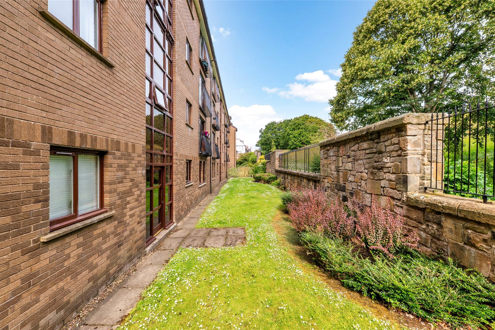 16/4 East Parkside, Holyrood, Edinburgh, EH16 5XL - Picture #17