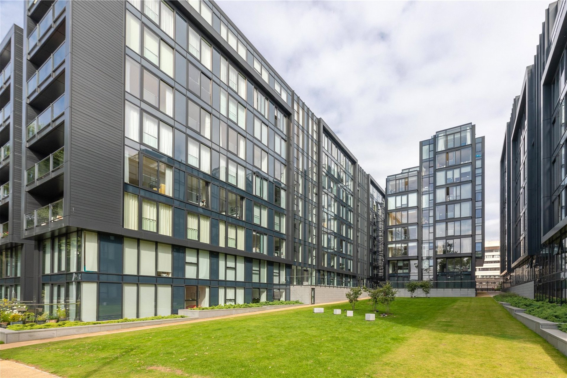 Flat 40, 4 Simpson Loan, Edinburgh, EH3 9GY - Picture #1
