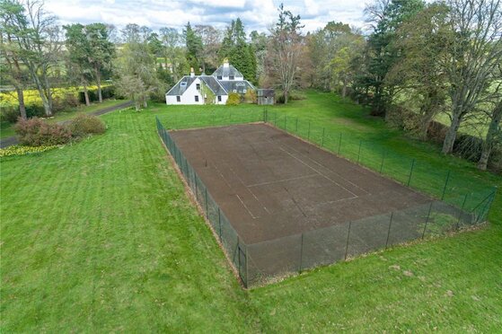 Templeknowe tennis court