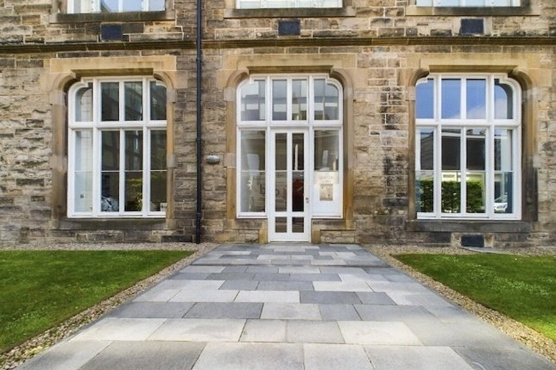 Flat 12, 19 Simpson Loan, Edinburgh, Midlothian, EH3 9BS - Picture #1