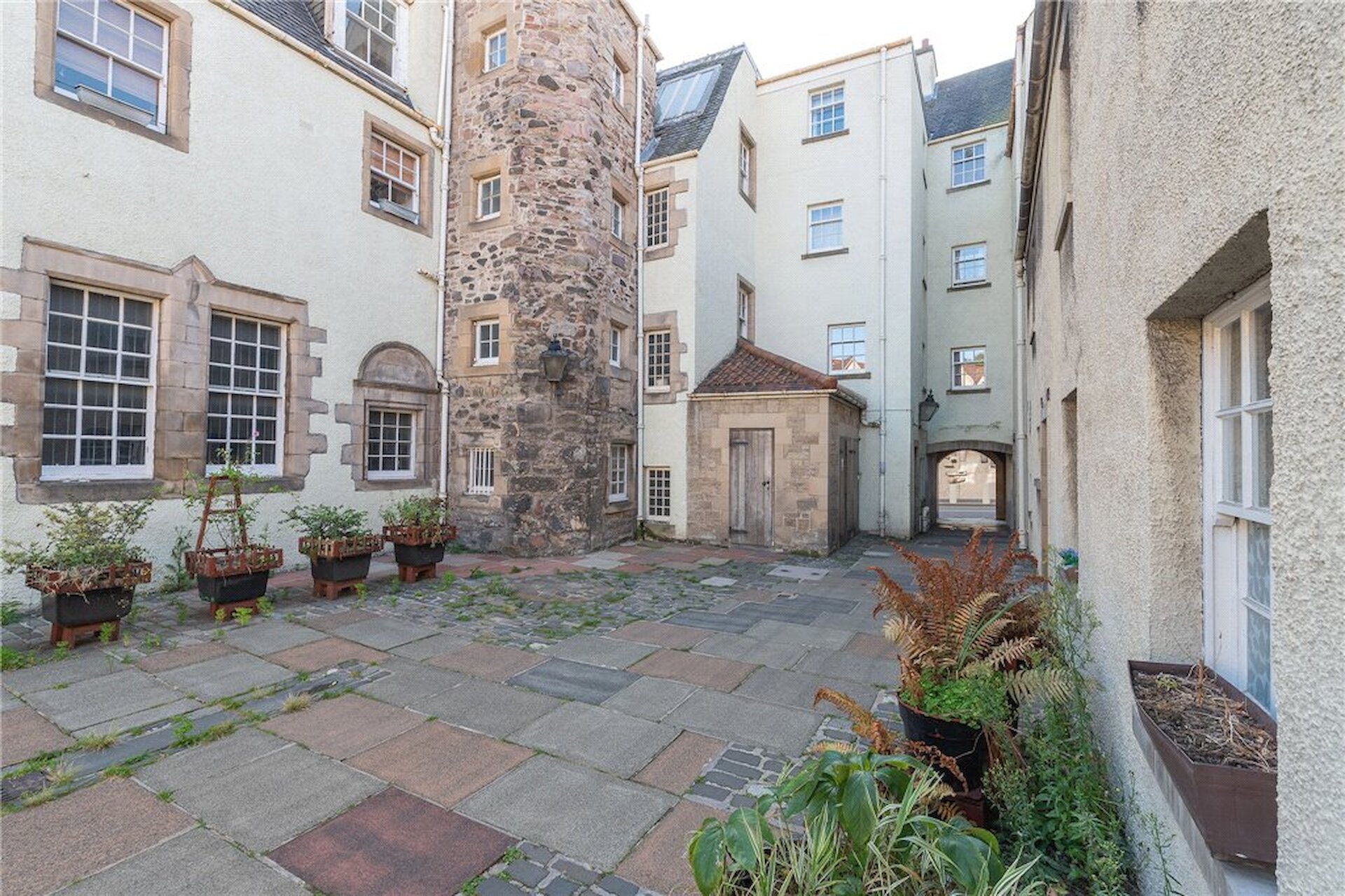 12/4 White Horse Close, 27 Canongate, Edinburgh, EH8 8BU - Picture #1