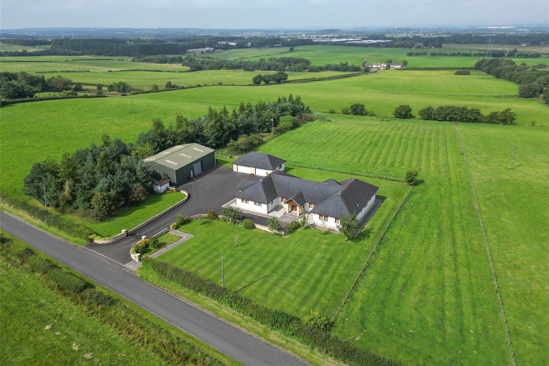 Beneveian, 1 West Mains Crofts, West Calder, West Lothian, EH55 8LD - Picture #1