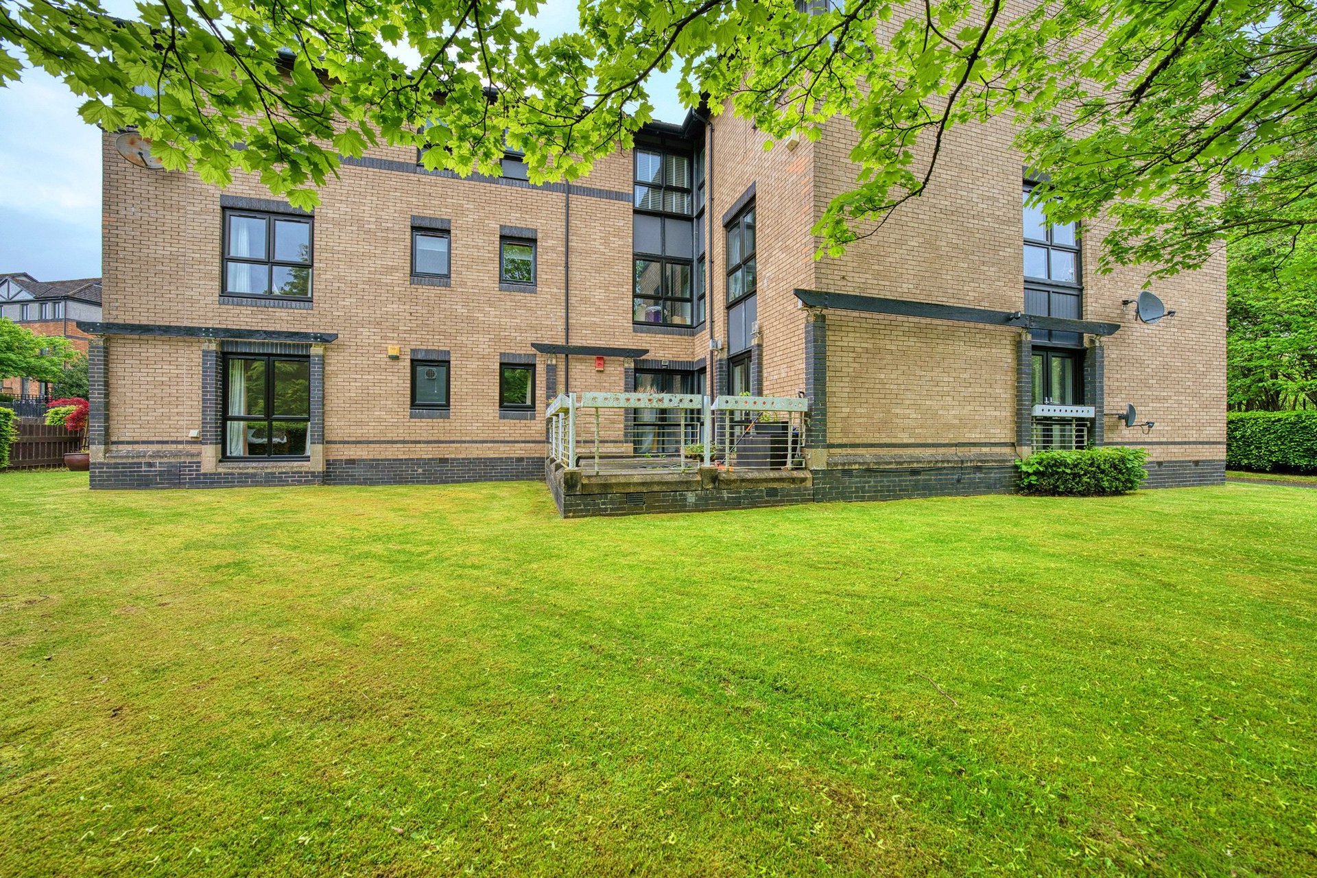 2 Ballagan Place, Milngavie, G62 7RQ - Picture #2