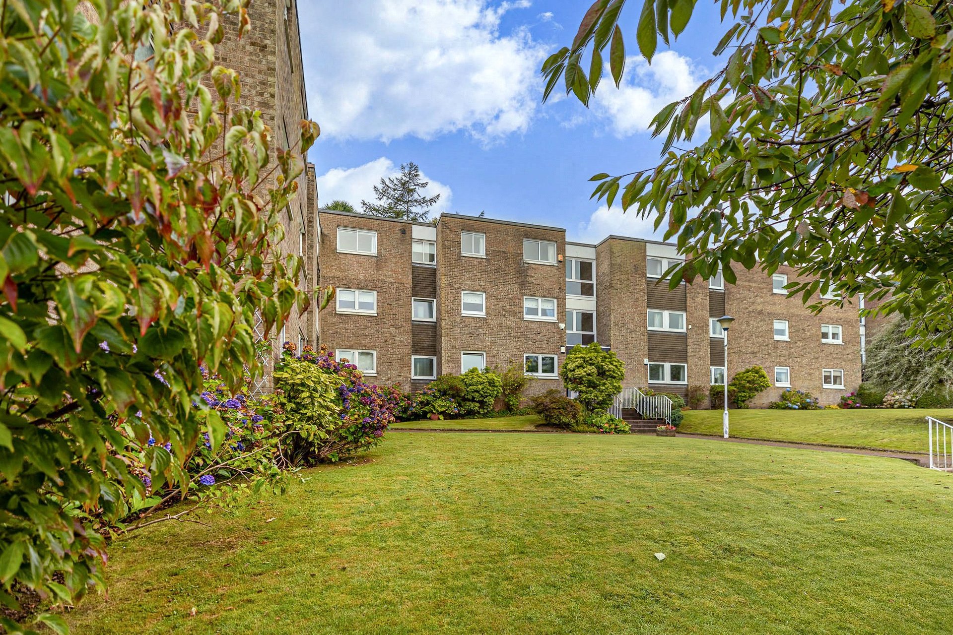 3/3 Whistlefield Court, 2 Canniesburn Road, Bearsden, G61 1PX - Picture #2