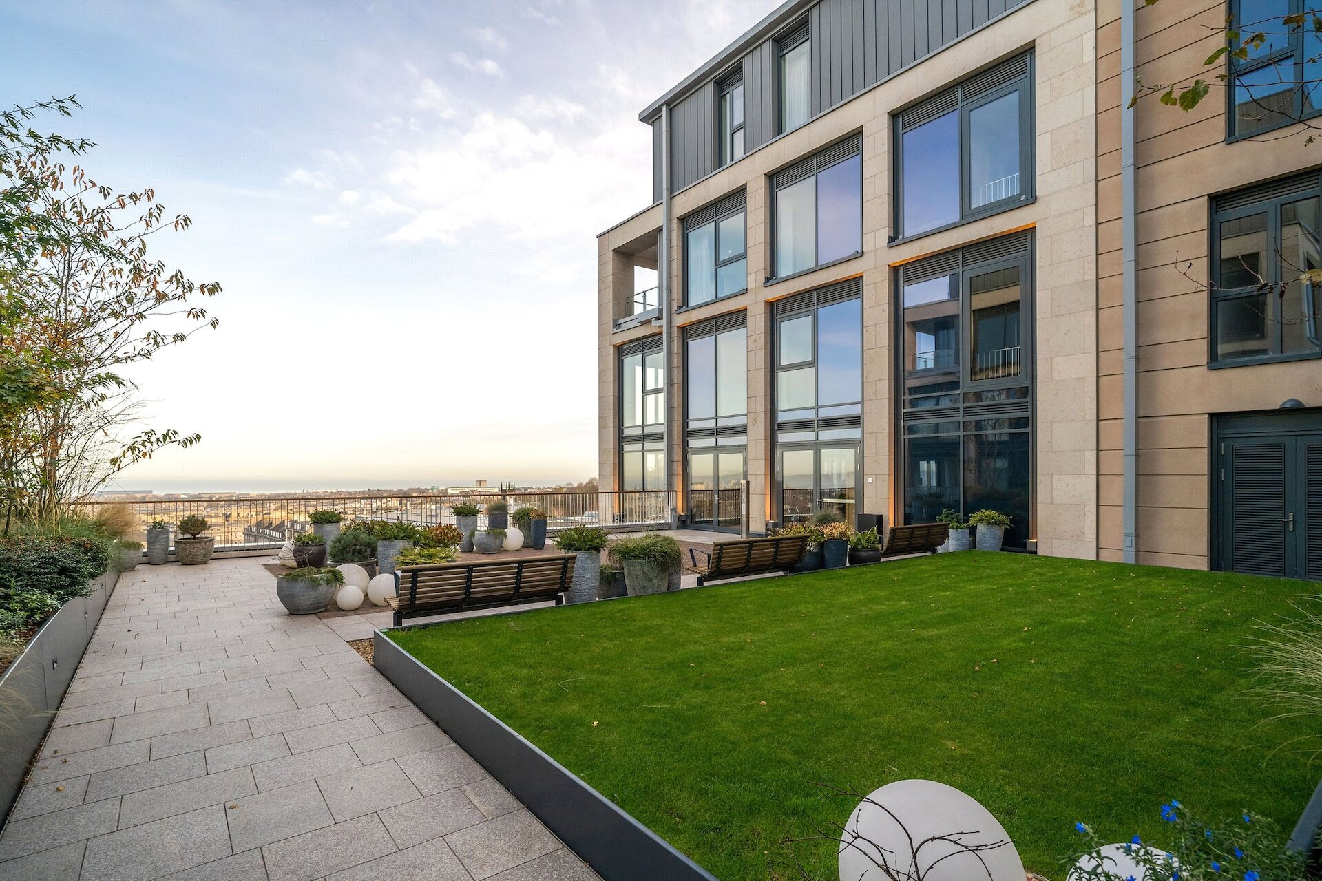 Flat 58 (Pavilion A), 1 St James Place, Edinburgh, Midlothian, EH1 3BP - Picture #1