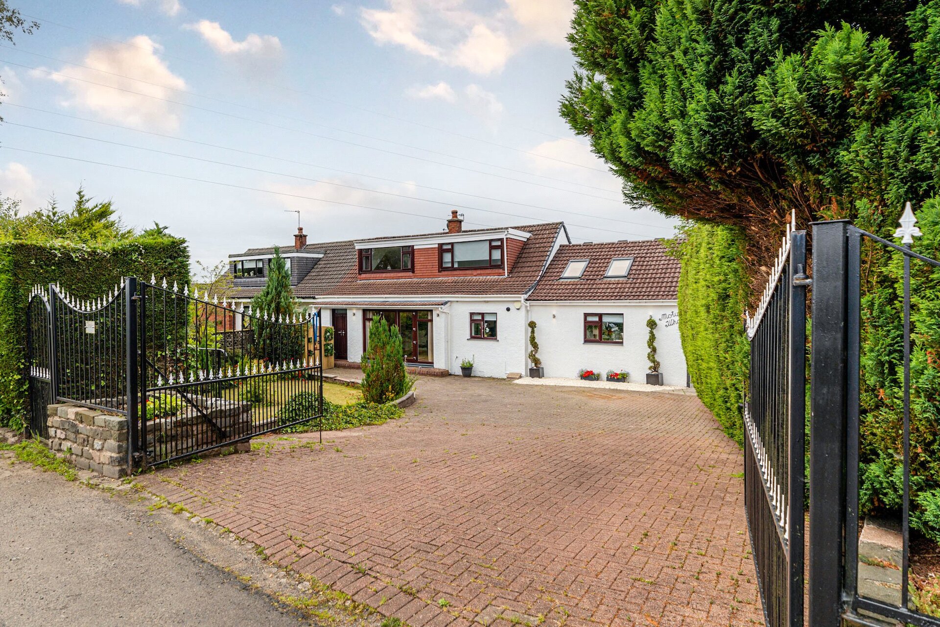 Motu-Whare, Cochno Road, Hardgate, West Dunbartonshire, G81 6PR - Picture #1