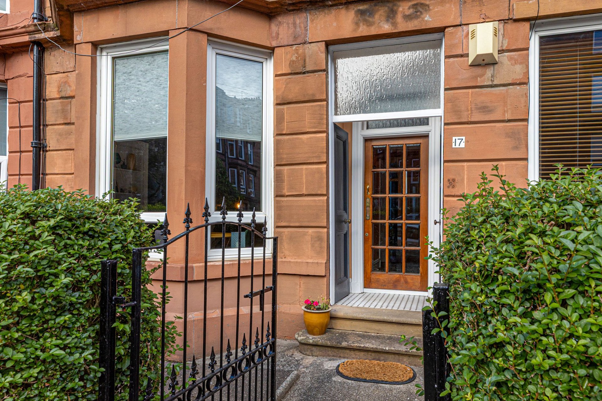 Main Door Flat, 17 Waverley Gardens, Shawlands, Glasgow, G41 2DN - Picture #2
