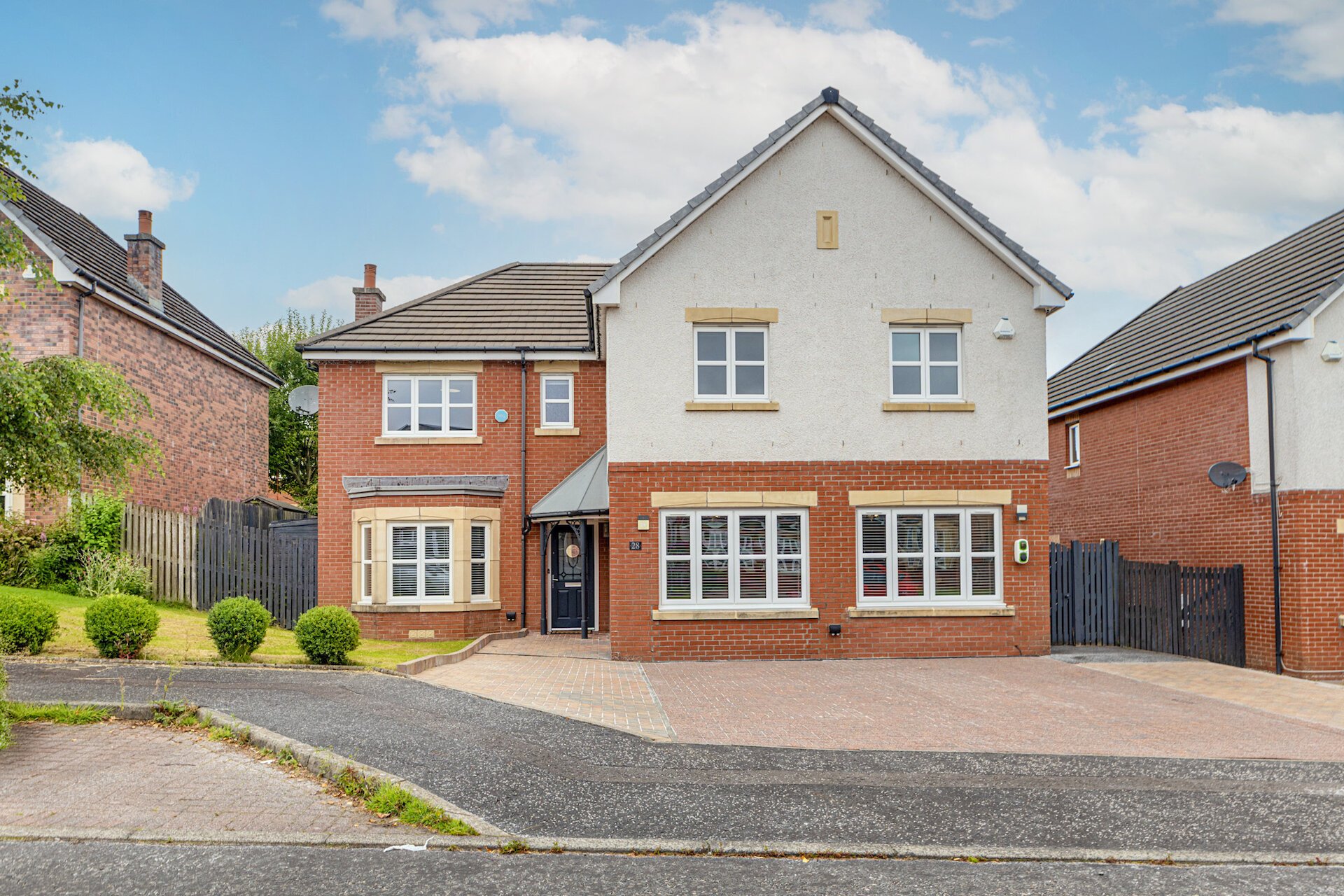28 Deaconsbrook Road, Thornliebank, G46 7UX - Picture #1