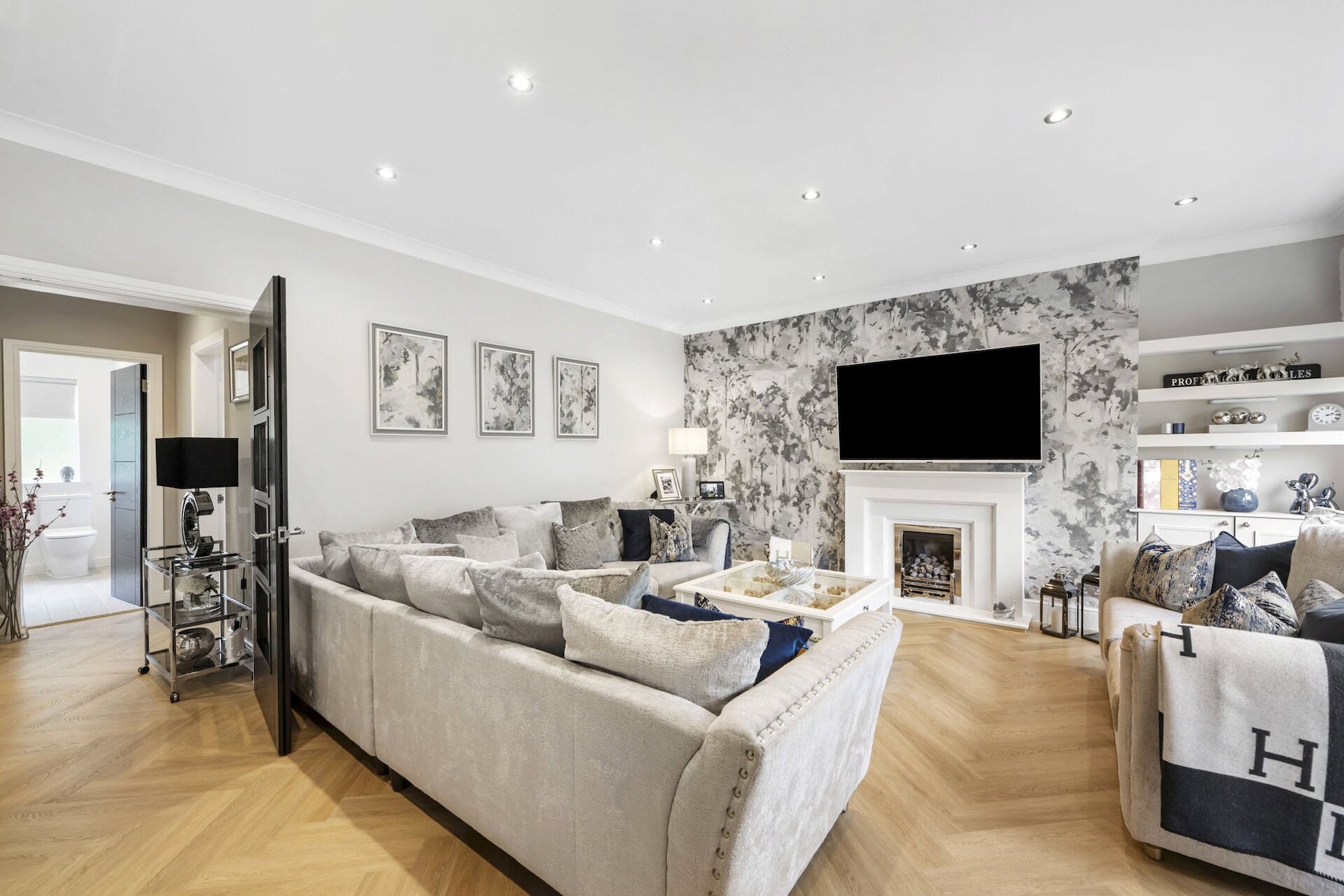 Flat 2-2, 1 Herndon Court, Newton Mearns, Glasgow, G77 5DW - Picture #1