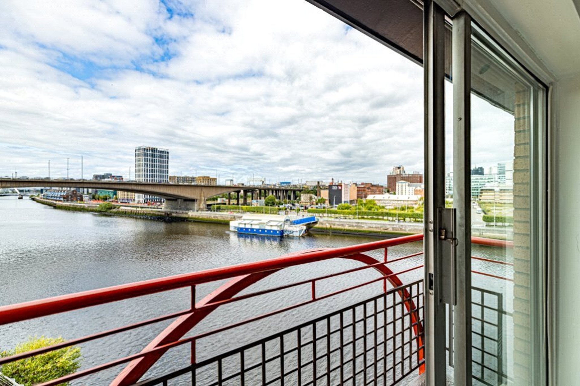 Flat 17 (Top), 12 Riverview Place, Waterfront, G5 8EH - Picture #3