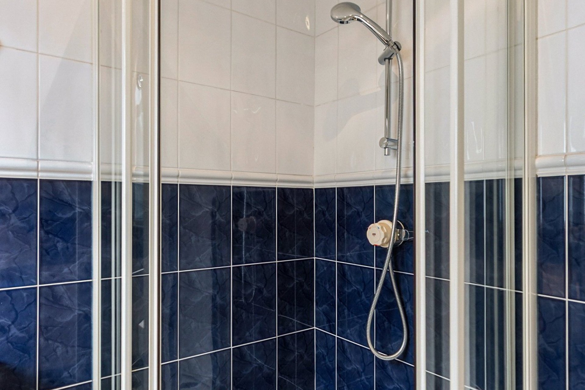 15 Cairnhill Road, Bearsden, G61 1AU - Picture #24